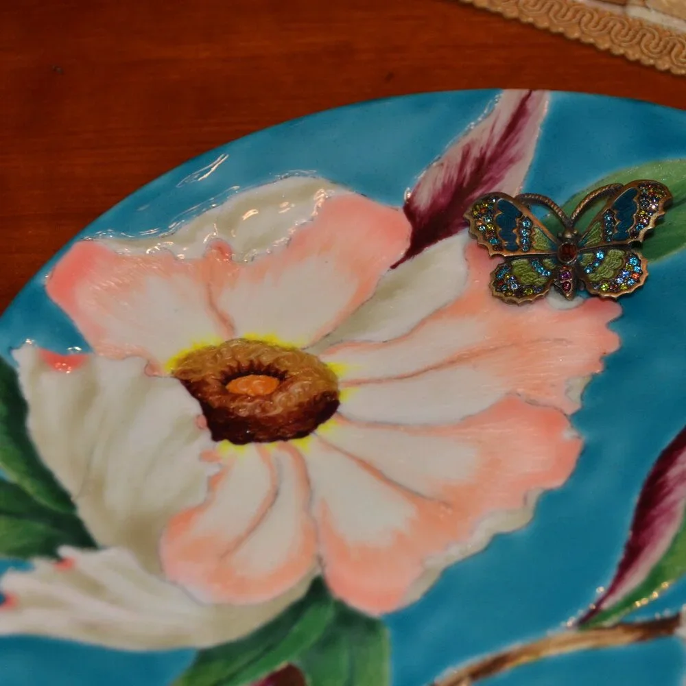 RARE LIMITED EDITION SIGNED JAY STRONGWATER MAGNOLIA FLOWER BUTTERFLY FROG PLATE